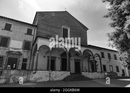 Die Abtei von San Salvatore befindet sich im oberen Teil von Fucecchio, Diözese San Miniato. Die Kirche wurde 986 gegründet und weist einige Spuren der Medien auf Stockfoto