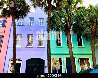 Charleston, South Carolina, Rainbow Row ist eine Serie von 13 bunten historischen Häusern an der East Bay Street. Es stellt die längste Ansammlung georgischer Reihenhäuser in den USA dar. Der Name Rainbow Row wurde nach Pastellfarben geprägt, die während der Restaurierung in den 1930er Jahren gemalt wurden. Das UNESCO-Welterbe-Angebot kam knapp. Stockfoto