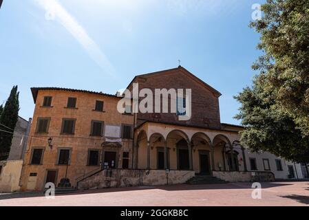 Die Abtei von San Salvatore befindet sich im oberen Teil von Fucecchio, Diözese San Miniato. Die Kirche wurde 986 gegründet und weist einige Spuren der Medien auf Stockfoto