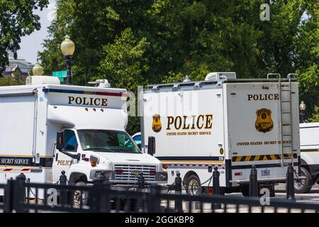 WASHINGTON, DC - 15 2021. AUGUST - Blick auf zwei Polizeiwagen des US-Geheimdienstes, die vor dem Weißen Haus in Washington DC geparkt sind. Stockfoto