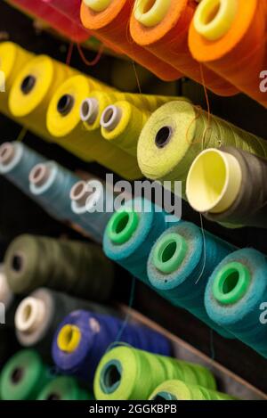 Verschiedenfarbige Nähfäden in der Garderobe der Totem-Zeltshow, Cirque du Soleil 2020, Theresienwiese, München, Bayern, Deutschland Stockfoto