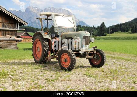 Zugmaschine Eicher Modell EM 200 Tiger, Baujahr 13. April 1962, 28 PS, Hubraum 1950 ccm, Deutschland. Bayern, Oberbayern, Werdenfelser Land Stockfoto