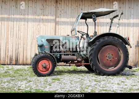 Zugmaschine Eicher Modell EM 200 Tiger, Baujahr 13. April 1962, 28 PS, Hubraum 1950 ccm, Deutschland. Bayern, Oberbayern, Werdenfelser Land Stockfoto