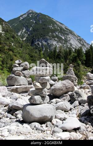 Steinfiguren auf der Isar, Tratenköpfl links, Hinterautal, bei Scharnitz, Karwendel, Tirol, Österreich Stockfoto