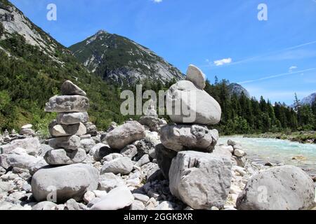 Steinfiguren auf der Isar, Tratenköpfl links, Hinterautal, bei Scharnitz, Karwendel, Tirol, Österreich Stockfoto