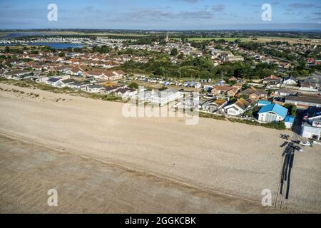 Luftaufnahme der Küste von Pagham und des Strandes mit dem Yacht Club und der Bootsanlegestelle zum Meer im Blick. Stockfoto