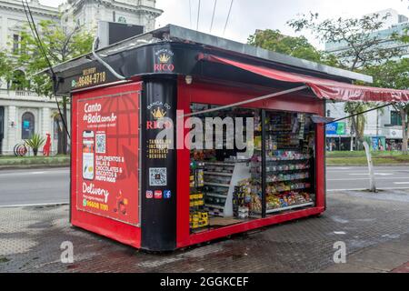 „Banca de Rico“-Kiosk, der Waren an einer Stadtecke in Niteroi, Rio de Janeiro, Brasilien, verkauft. Stockfoto