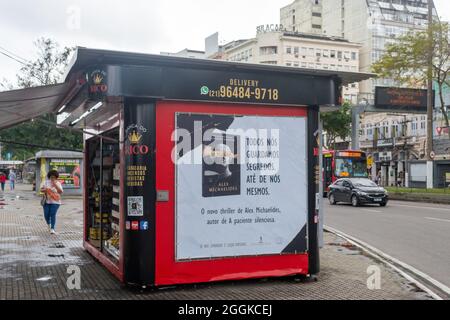 „Banca de Rico“-Kiosk, der Waren an einer Stadtecke in Niteroi, Rio de Janeiro, Brasilien, verkauft. Stockfoto