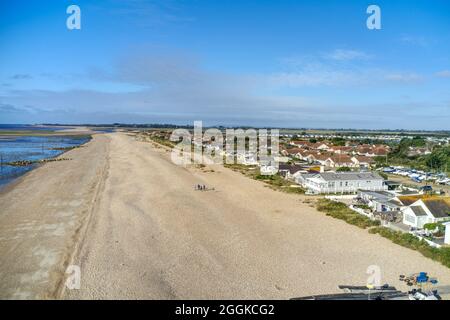 Luftaufnahme am Strand von Pagham in West Sussex, mit dem Eingang zum Hafen von Pagham und dem Naturschutzgebiet in Sicht. Stockfoto