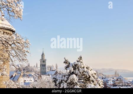 Deutschland, Baden-Württemberg, Bodensee, Überlingen am Bodensee, Winterlandschaft, Blick vom Stadtpark in Richtung St. Nikolaus Münster Stockfoto