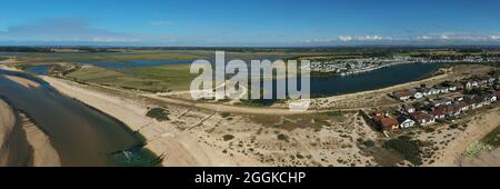 Pagham Lagoon in West Sussex in der Nähe des Hafens und der Küste mit Ferienhäusern am Ufer dieses Ferienortes in England. Stockfoto