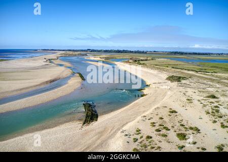 Pagham Harbour spuckt den Eingang bei Ebbe aus der Luft mit dem Naturschutzgebiet in diesem Paradies für Wildtiere. Stockfoto