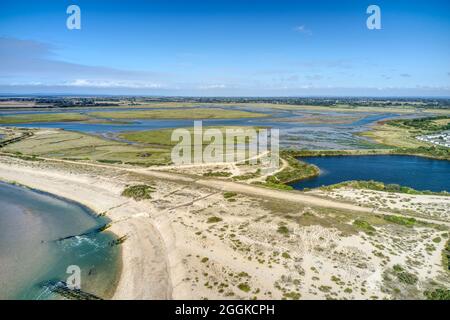 Pagham Hafen und Naturschutzgebiet bei Ebbe Luftaufnahme vom Eingang vom Meer zu diesem Naturschutzgebiet. Stockfoto