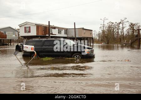 Pointe-aux-Chenes, Louisiana, USA. August 2021. Ein Auto steuert das Hochwasser nach dem Einschlag von dem US-amerikanischen „Ida“ in Louisiana an. (Bild: © Leslie Spurlock/ZUMA Press Wire) Stockfoto