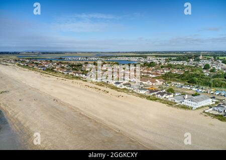 Luftaufnahme am Strand von Pagham in West Sussex, mit der Pagham Lagoon und dem Holiday Park in der Nähe des Naturschutzgebietes. Stockfoto