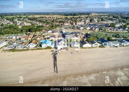 Luftaufnahme der Küste von Pagham und des Strandes mit dem Yacht Club und der Bootsanlegestelle im Blick. Stockfoto