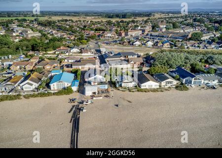 Luftbild von Pagham Küste und Strand mit dem Yacht Club und Bootsrampe in Sicht. Stockfoto