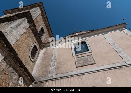 Isernia, Molise. Kirche Santa Chiara. Blick auf die Hauptfassade. Stockfoto