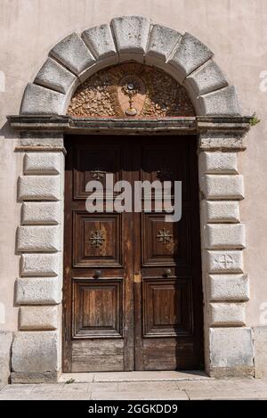 Isernia, Molise. Kirche Santa Chiara. Blick auf die Hauptfassade. Stockfoto