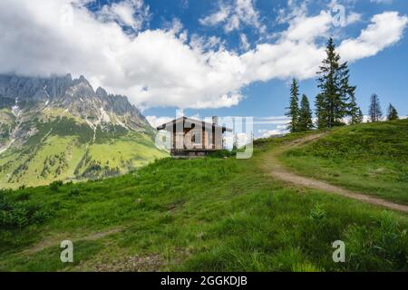 Kleine Hütte auf Wanderweg rund um den Wilden Kaiser, Tirol - Österreich Stockfoto