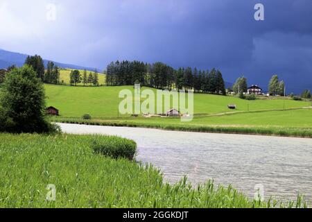 Gewitterstimmung am Schmalensee mit Blick auf das Estergebirge. Mittenwald, Werdenfelser Land, Oberbayern, Bayern, Deutschland Stockfoto