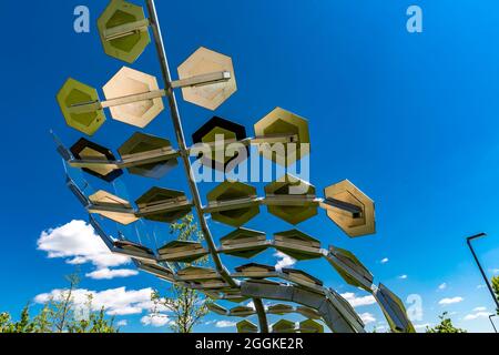 Der Spiegel, Der Spiegel, Künstlerin Christine Perseis, Moderne Skulptur, Inspiration Natur, Landesgartenschau, Ingolstadt 2020, Neue Dauer 2021, Ingolstadt, Bayern, Deutschland, Europa Stockfoto