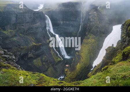 Schlucht mit Granni Wasserfall. Wasserfall in einer engen Schlucht im Thjorsardalur-Tal in Island Stockfoto