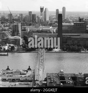 London, Greater London, England, August 24 2021: Erhöhter Blick über die Millennium Bridge auf der Themse in Richtung Tate Modern. Schwarz und Weiß. Stockfoto