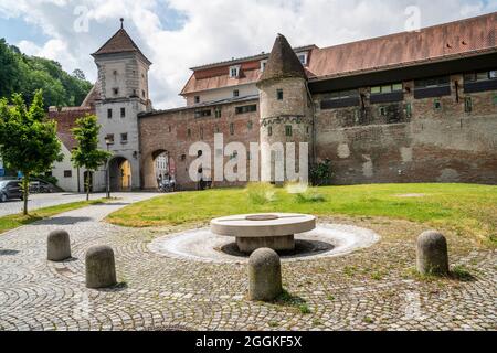 Stadt Landsberg am Lech in Bayern mit dem Sandauertor, erbaut 1627; in der historischen Stadtmauer am Färberhof Stockfoto