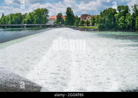 Stadt Landsberg am Lech in Bayern mit dem Lech Wehr Stockfoto