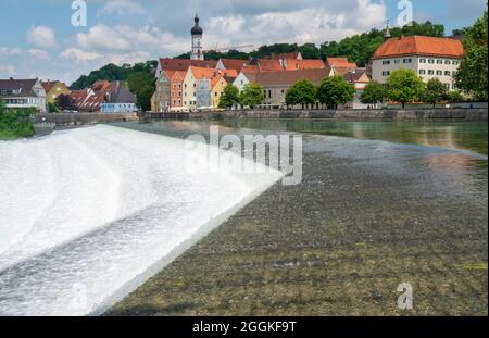 Stadt Landsberg am Lech in Bayern mit der Lechwehr Stockfoto