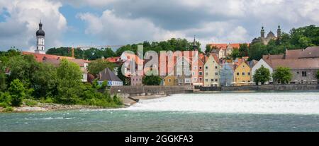 Stadt Landsberg am Lech in Bayern mit der Lechwehr Stockfoto