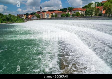 Stadt Landsberg am Lech in Bayern mit der Lechwehr Stockfoto