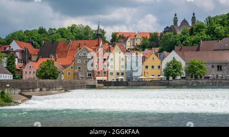 Stadt Landsberg am Lech in Bayern mit der Lechwehr Stockfoto