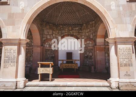 ZACATECAS, MEXIKO - 01. April 2018: Die Nahaufnahme des Außenkorridors einer historischen Kirche in Zacatecas, Mexiko Stockfoto