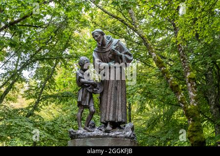 Bronzestatue des heiligen Franziskus mit Kind in La Verna, Franziskanerschutzgebiet, Chiusi della Verna, Arezzo, Toskana, Italien Stockfoto