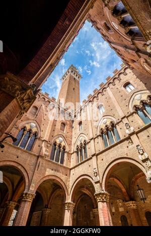 Siena, Piazza del Campo, Torre del Mangia und Palazzo Pubblico, Toskana, Italien Stockfoto