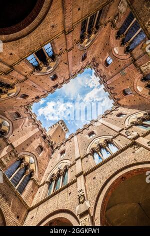 Siena, Piazza del Campo, Torre del Mangia und Palazzo Pubblico, Toskana, Italien Stockfoto