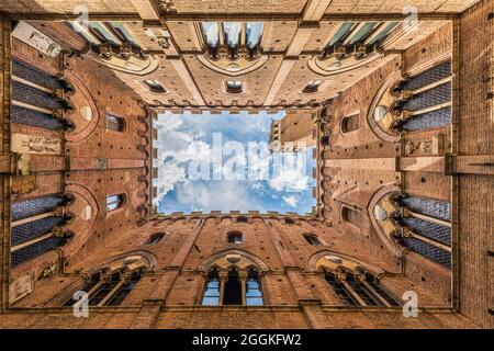 Siena, Piazza del Campo, Torre del Mangia und Palazzo Pubblico, Toskana, Italien Stockfoto