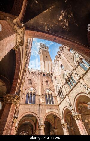 Siena, Piazza del Campo, Torre del Mangia und Palazzo Pubblico, Toskana, Italien Stockfoto