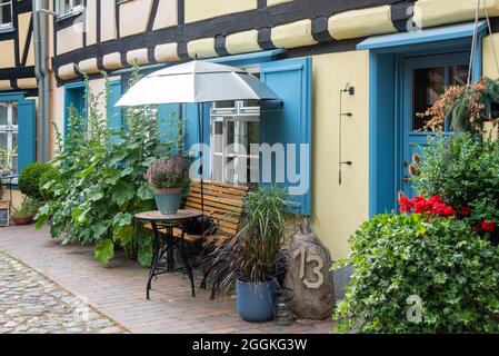 Deutschland, Mecklenburg-Vorpommern, Stralsund, Blumentöpfe stehen vor einem Fachwerkhaus am Johanniskloster, der Hansestadt Stralsund Stockfoto