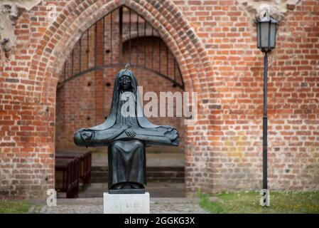 Deutschland, Mecklenburg-Vorpommern, Stralsund, Nachbildung einer Pieta von Ernst Barlach im Johanniskloster Stockfoto