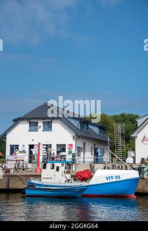 Deutschland, Mecklenburg-Vorpommern, Hiddensee, Fischerboote im Hafen von Vitte, Insel Hiddensee Stockfoto