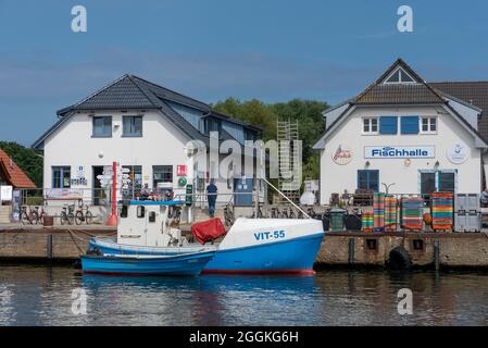 Deutschland, Mecklenburg-Vorpommern, Hiddensee, Fischerboote im Hafen von Vitte, Insel Hiddensee Stockfoto