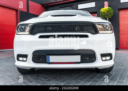 Ukraine, Odessa 8. - 2021. Juli: White Dodge Durango Vorderansicht auf dem Parkplatz Stockfoto