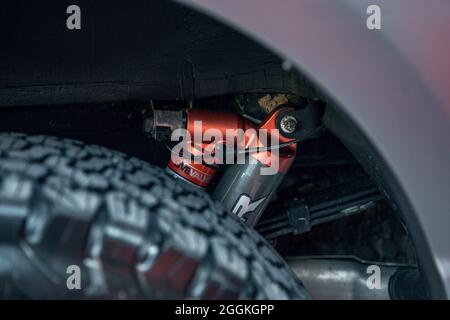 Ukraine, Odessa 8. - 2021. Juli: Suspensionen des neuen Ford Raptor aus nächster Nähe. Interne dreifache Bypass-Schocks. Stoßdämpfer. Stockfoto