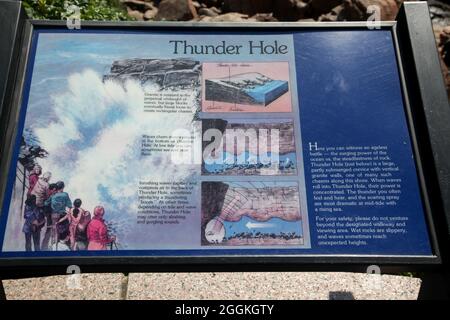 BAR HARBOR, MAINE, USA - 07. JULI 2013: Informatives Schild in der Nähe von Thunder Hole für Besucher des Acadia NP Stockfoto