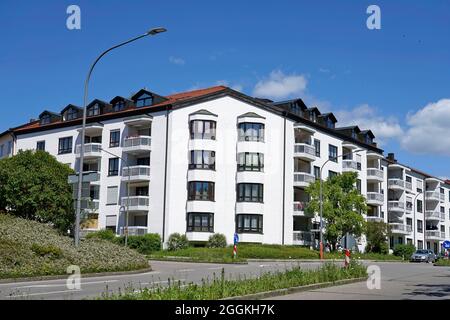 Deutschland, Bayern, Oberbayern, Altötting, Moderne Wohnanlage, Balkon, Dachfenster, Straße Stockfoto