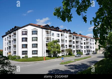 Deutschland, Bayern, Oberbayern, Altötting, Moderne Wohnanlage, Balkon, Dachfenster, Straße Stockfoto