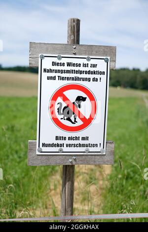 Deutschland, Bayern, Landwirtschaft, Wiese, Hundebesitzer, Verbotsschild, Hundekot, Verschmutzung Stockfoto